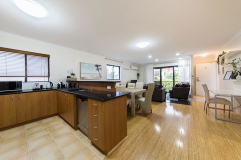 ISOLATION READY!! Super Size Me!! Top Location. Isolation Ready. Sanitised. Free CAT Bus, Pool, Gym And Everything At Your Finge - Accommodation Gladstone 2