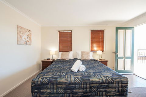 Jacaranda Place Motor Inn - Accommodation Gladstone 0
