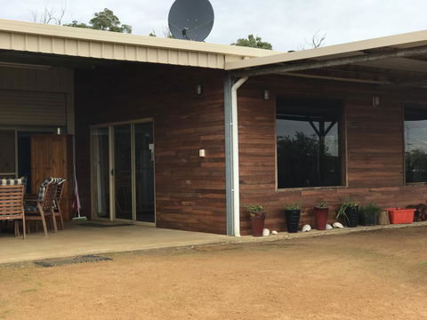 Jarrah Glen Cabins - Accommodation Gladstone 1
