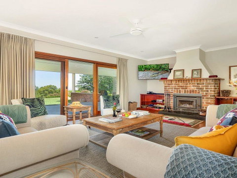 Jaspers Brush - Tranquil Gardens & Stunning Views - Accommodation Gladstone 2
