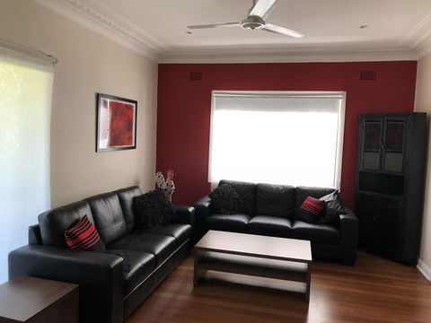 Jean Street Home Away From Home - Accommodation Gladstone 2