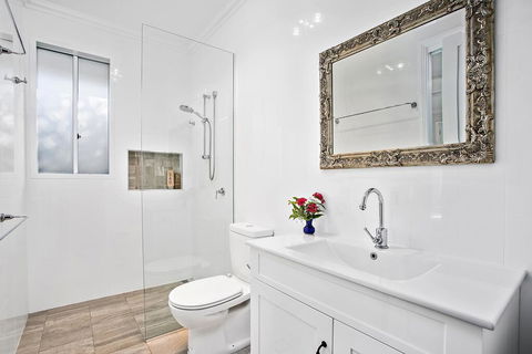 Jetty Splendour Guest Bedroom With Bathroom En-suite B'nB - Accommodation Gladstone 3