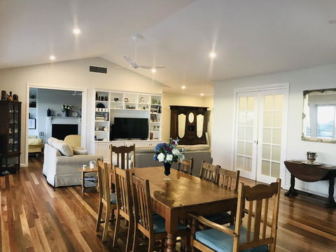 Jetty Splendour Guest Bedroom With Bathroom En-suite B'nB - Accommodation Gladstone 2