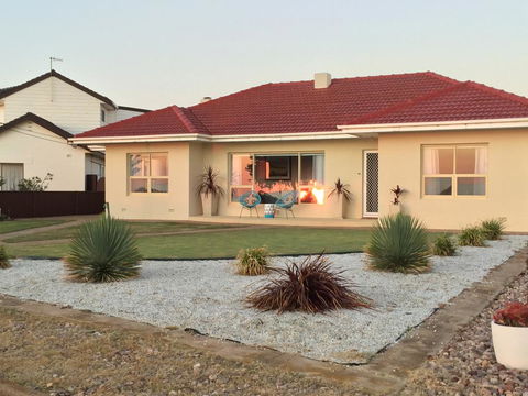 Jewel Of The South Beachside Holiday Rental - Accommodation Gladstone 0