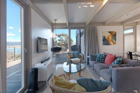 JINDY HOUSE BRAND NEW And STYLISH AMAZING VIEWS - Accommodation Gladstone 3