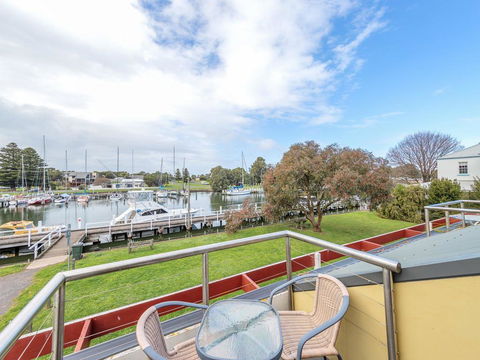 JOHANSSON'S PERCH No. 1 - Accommodation Gladstone 3