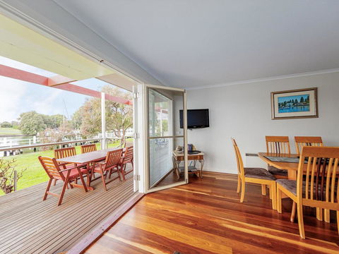 JOHANSSON'S PERCH No. 1 - Accommodation Gladstone 1