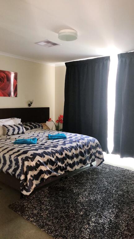 John And Agnes - Accommodation Gladstone 3