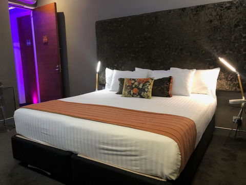 Junction Hotel - Accommodation Gladstone 2