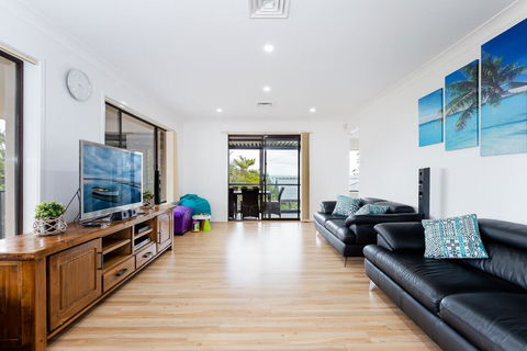 Kallaroo, 3 Kallaroo Street- Great House With Views, Pool, WIFI And Aircon - Accommodation Gladstone 1