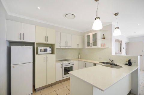 Kari 3 - 3/7 Peregian Esplanade - Accommodation Gladstone 3