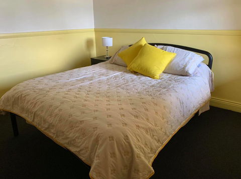 Kellys Top Pub - Accommodation Gladstone 2
