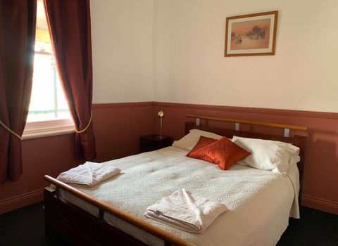 Kellys Top Pub - Accommodation Gladstone 1