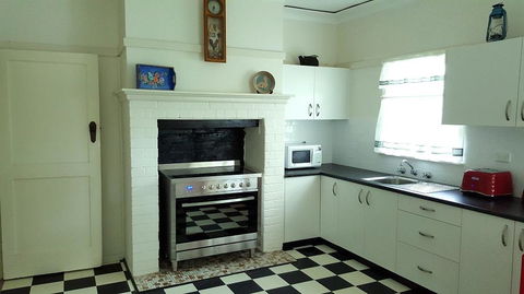 King Cottage - Accommodation Gladstone 0
