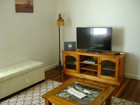 King Cottage - Accommodation Gladstone 3