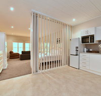 King I - you can honestly walk to Bimbadgen and Hope Estate concerts - Accommodation Gladstone