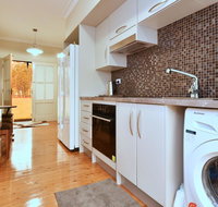 King II - you can honestly walk to Bimbadgen and Hope Estate concerts - Accommodation Gladstone