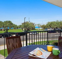 Kings Beach Ocean Front Views Private Balcony overlooking Kings Beach - Accommodation Gladstone