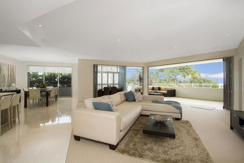 KINGSCLIFF OCEAN VIEW TERRACE BY THE FIGTREE 5 - Accommodation Gladstone 0