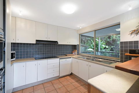 Kingsview - 1/54 Kingfisher Drive - Accommodation Gladstone 1