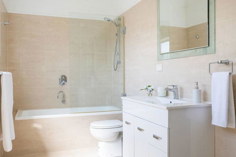 Kinross Cottage - Neat And Stylish, Sleeps 9 - Accommodation Gladstone 2