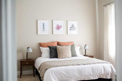 Kinross Cottage - Neat And Stylish, Sleeps 9 - Accommodation Gladstone 3