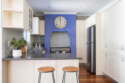 Kinross Cottage - Neat And Stylish, Sleeps 9 - Accommodation Gladstone 1