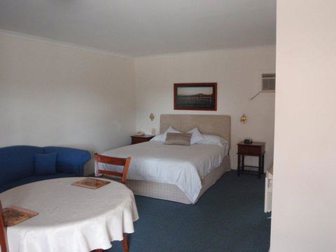 Kinross Inn - Accommodation Gladstone 0