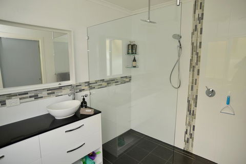 Kinsellas Water Views - Accommodation Gladstone 1