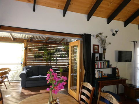 Kookaburra Cottage At Uralba Eco Cottages - Accommodation Gladstone 3