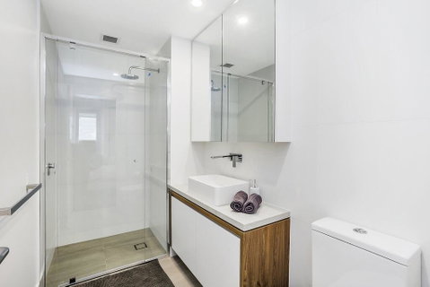 KOZYGURU FORTITUDE VALLEY 2 BED DESIGNER APT + FREE PARKING QFV179-803 - Accommodation Gladstone 2