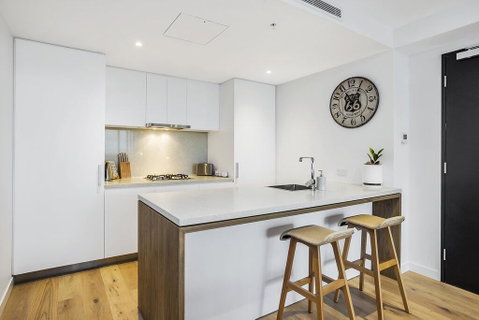 KOZYGURU FORTITUDE VALLEY 2 BED DESIGNER APT + FREE PARKING QFV179-803 - Accommodation Gladstone 3