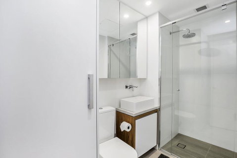 KOZYGURU FORTITUDE VALLEY 2 BED DESIGNER APT + FREE PARKING QFV179-803 - Accommodation Gladstone 1