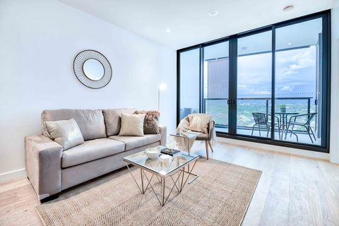 KOZYGURU FORTITUDE VALLEY HIGH LEVEL 2 BED APT + FREE PARKING QFV179-2612 - Accommodation Gladstone 0