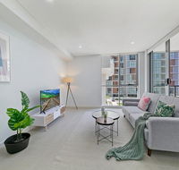 KOZYGURU MASCOT WALK TO STATION MODERN DESIGNER 2 BED APT FREE PARKING NMA260-312 - Accommodation Gladstone