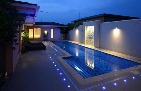 Kraimorie Large Family Beach House With Pool, Superb Water Views, Pool, And Games Room - Accommodation Gladstone 0