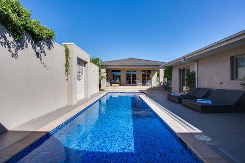 Kraimorie Large Family Beach House With Pool, Superb Water Views, Pool, And Games Room - Accommodation Gladstone 1