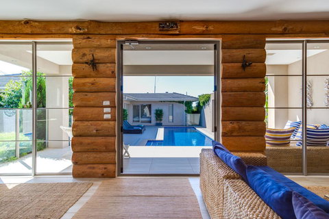 Kraimorie Large Family Beach House With Pool, Superb Water Views, Pool, And Games Room - Accommodation Gladstone 3