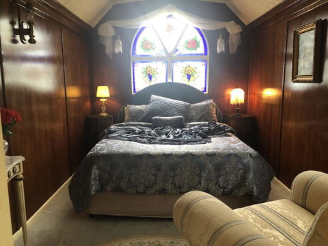 Krinklewood Cottage & Train Carriages - Accommodation Gladstone 0
