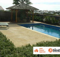 La Mer - Home with a Pool - Accommodation Gladstone