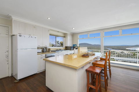 La Mer, 19 Dulconghi Street - Accommodation Gladstone 1