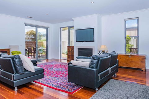 Lahinch Mews - Family Bookings Only - Accommodation Gladstone 2