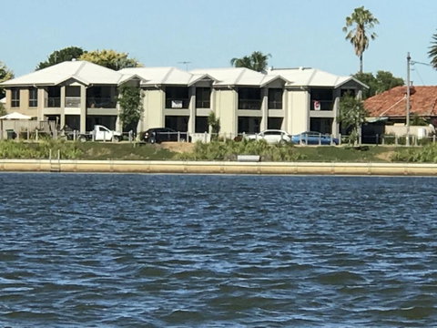 Lake Breeze - Accommodation Gladstone 0