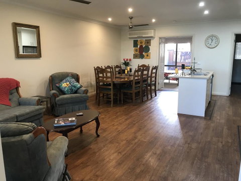Lake Breeze - Accommodation Gladstone 3