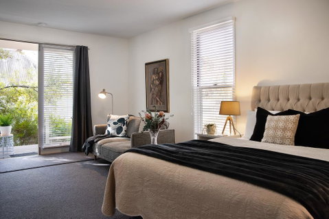Lake Como Studio - Accommodation Gladstone 2