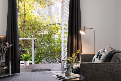 Lake Como Studio - Accommodation Gladstone 1