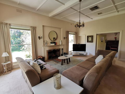 Lake House Benalla - Accommodation Gladstone 2