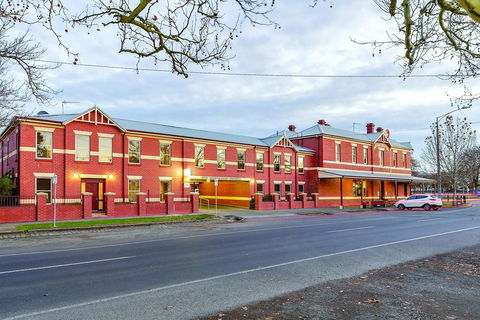 Lake Inn - Ballarat - Accommodation Gladstone 0