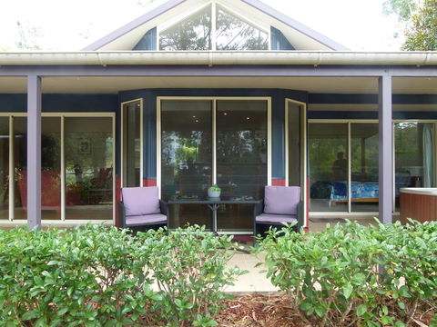 Lake Russell Lakeside Retreat - Accommodation Gladstone 2