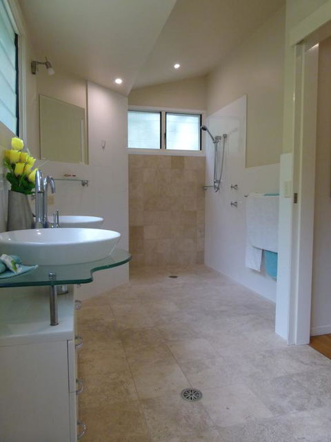 Lake Russell Lakeside Retreat - Accommodation Gladstone 3